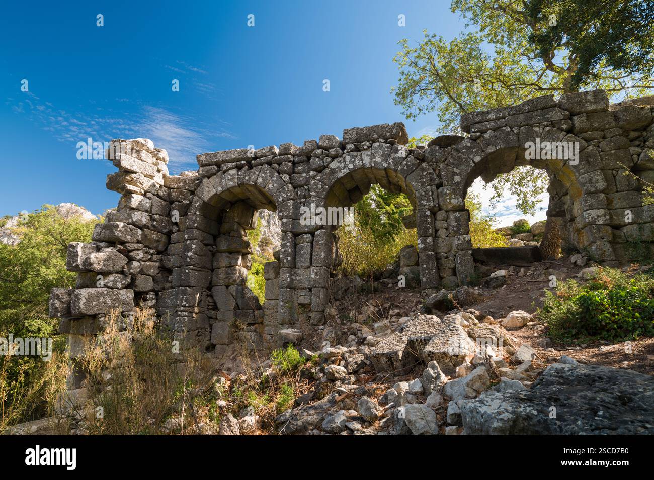 Die Ruinen der antiken Stadt Termessos. Eine der berühmtesten archäologischen Stätten der Türkei. Das Tor zum Tempel der Artemis. Provinz Antalya Stockfoto