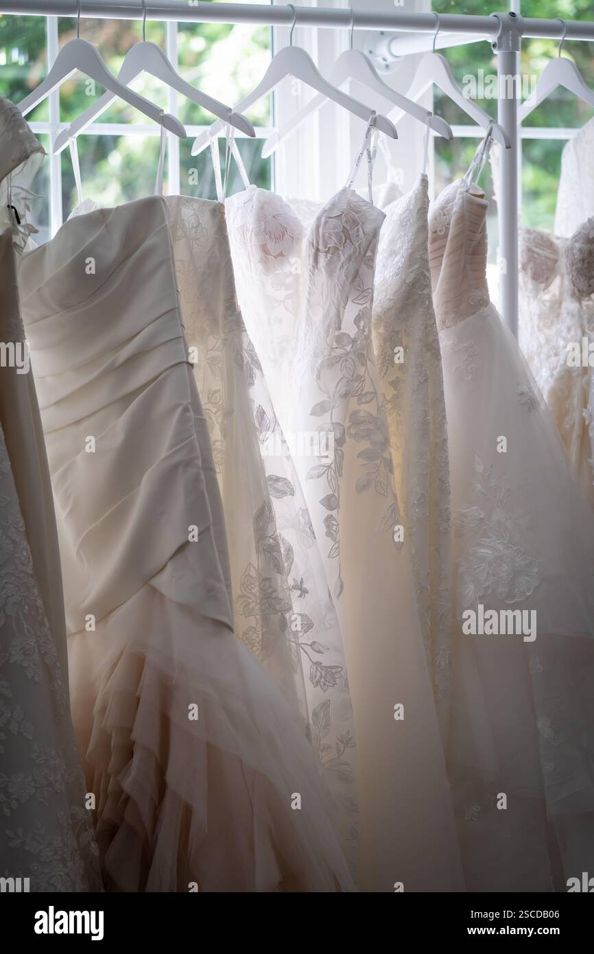 Hochzeitskleiderladen Stockfoto