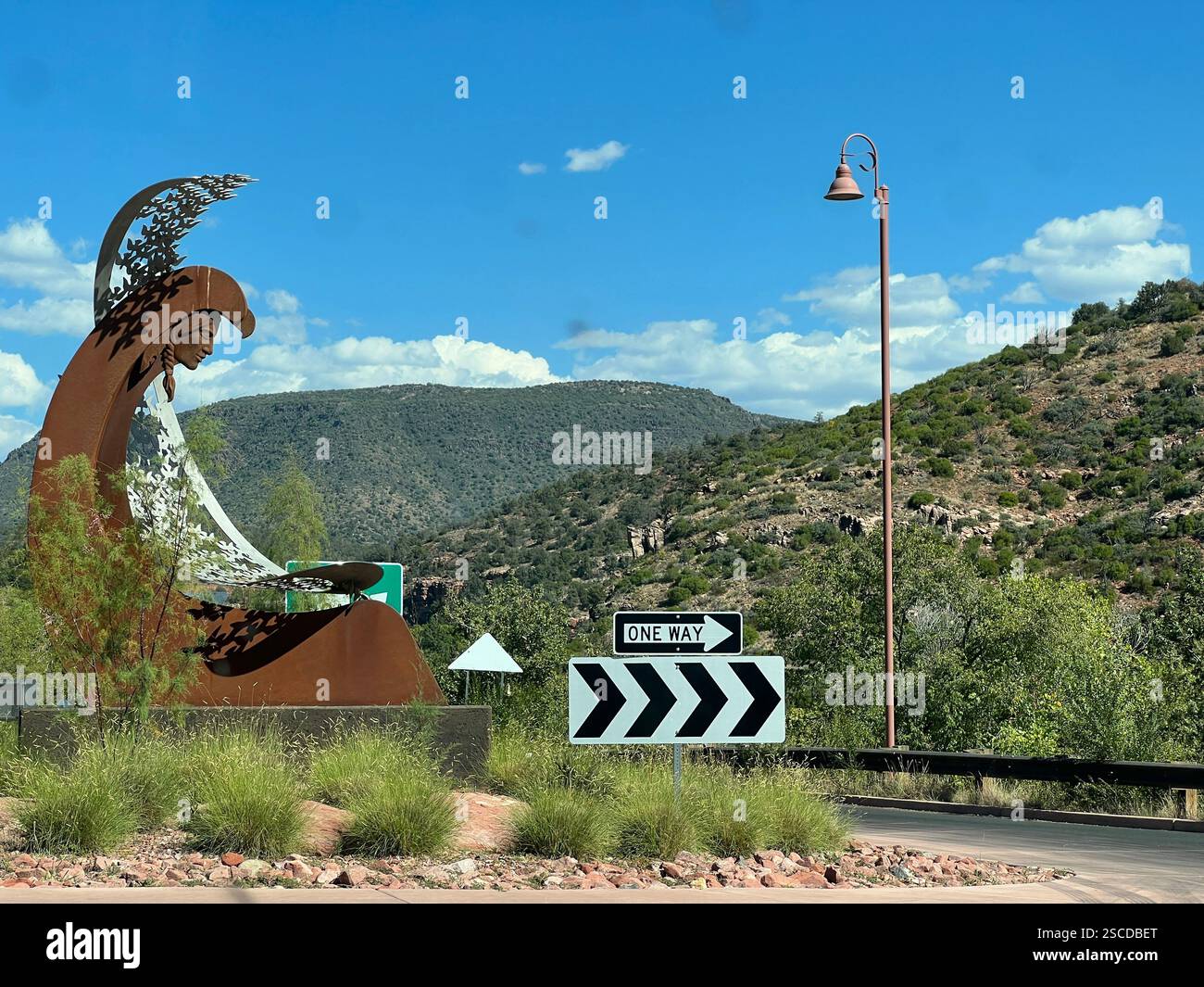 Eagle Dancer North' Skulptur von Reagan Word, Uptown Sedona, Arizona Stockfoto