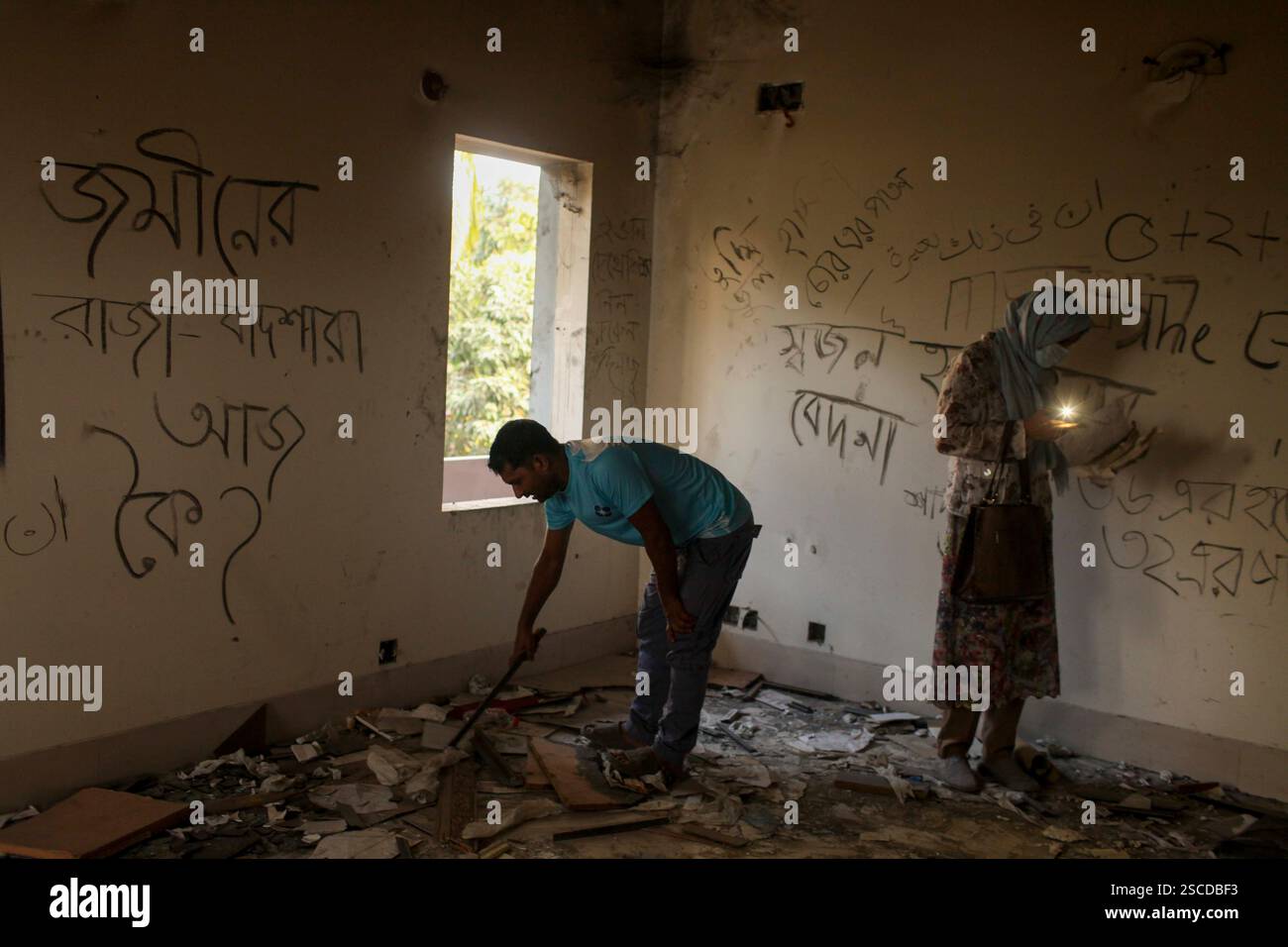 Dhaka, Dhaka, Bangladesch. Februar 2025. Menschen versammeln sich, nachdem Demonstranten am 6. Februar 2025 das Bangabandhu Memorial Museum, die ehemalige Residenz von Scheich Mujibur Rahman, dem Vater des ehemaligen Premierministers Scheich Hasina, in Dhaka, Bangladesch, stürmen. (Kreditbild: © Abu Sufian Jewel/ZUMA Press Wire) NUR REDAKTIONELLE VERWENDUNG! Nicht für kommerzielle ZWECKE! Stockfoto
