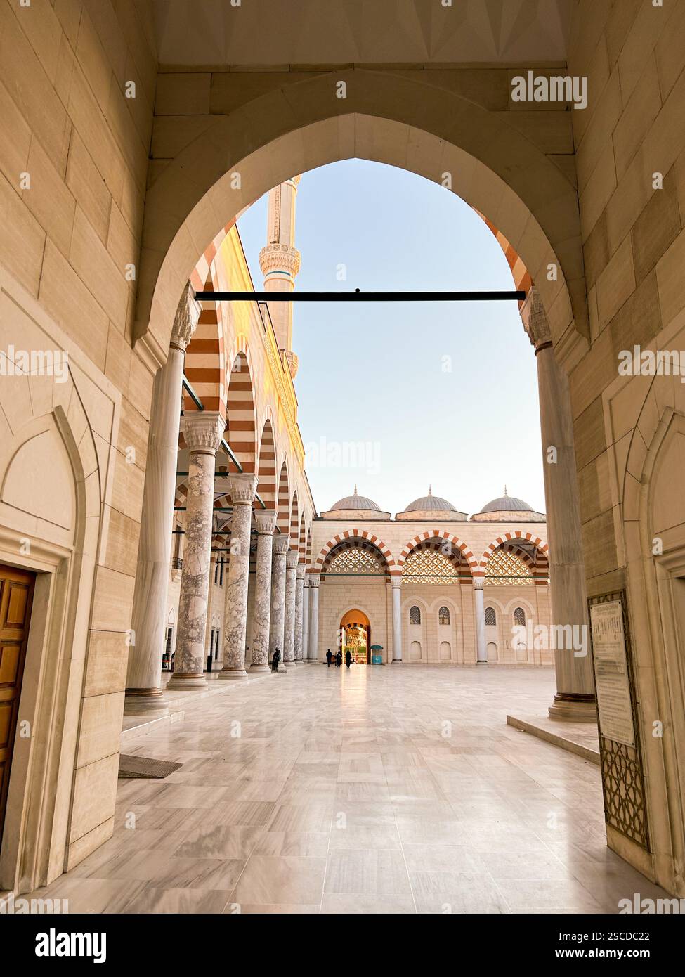 Torbogen in der Çamlıca-Moschee | Istanbul, Türkei Stockfoto