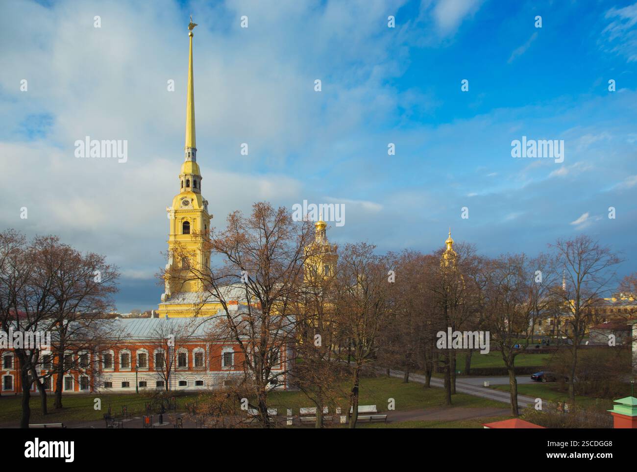 Russland, St. Petersburg, 13. November 2017. Architektonische Ensemble die Peter-und-Paul-Kathedrale befindet sich in St. Petersburg auf einer Insel im Zentrum Stockfoto