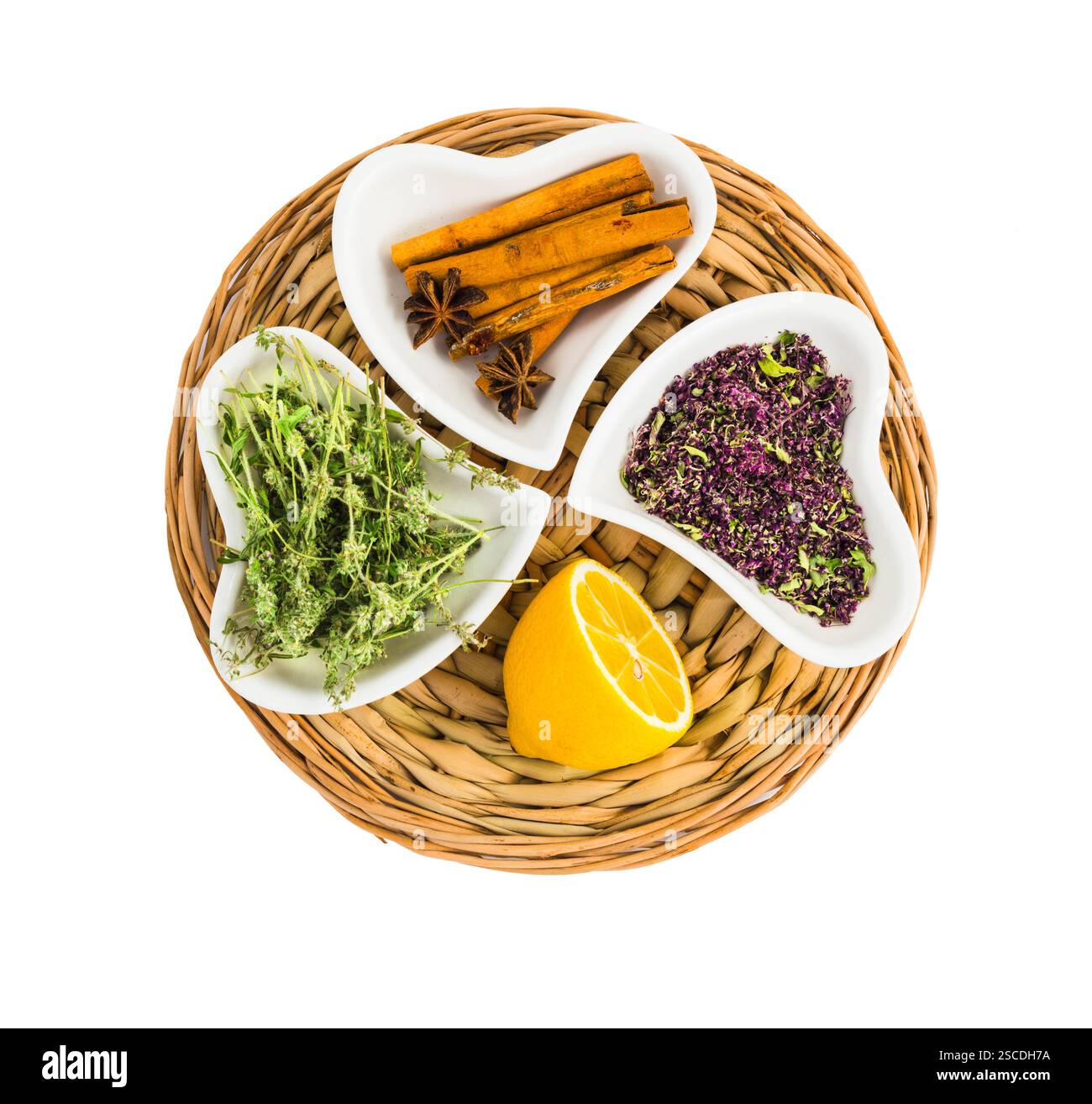 Traditionelle Zutaten für Tee, Zitrone und Gewürze (Thymian, Oregano, Zimt usw.) Stockfoto Traditionelle Zutaten für Tee, Zitrone und Gewürze (Thymian, Oregano, Zimt usw.) Stockfoto