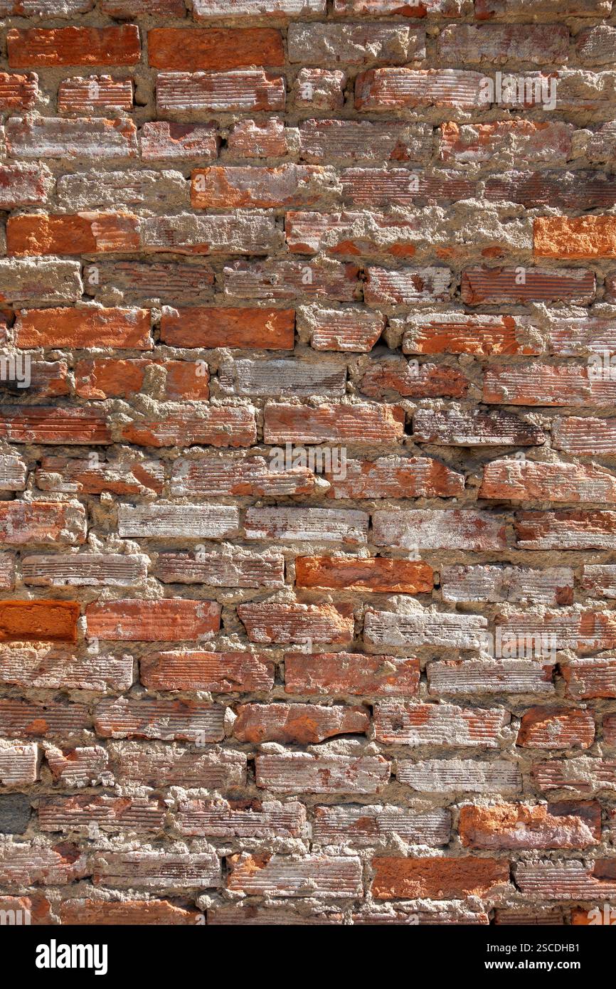 Abstrakter roter Backsteinhintergrund mit strukturierten Variationen und Erdtönen in einem verwitterten Aussehen Stockfoto