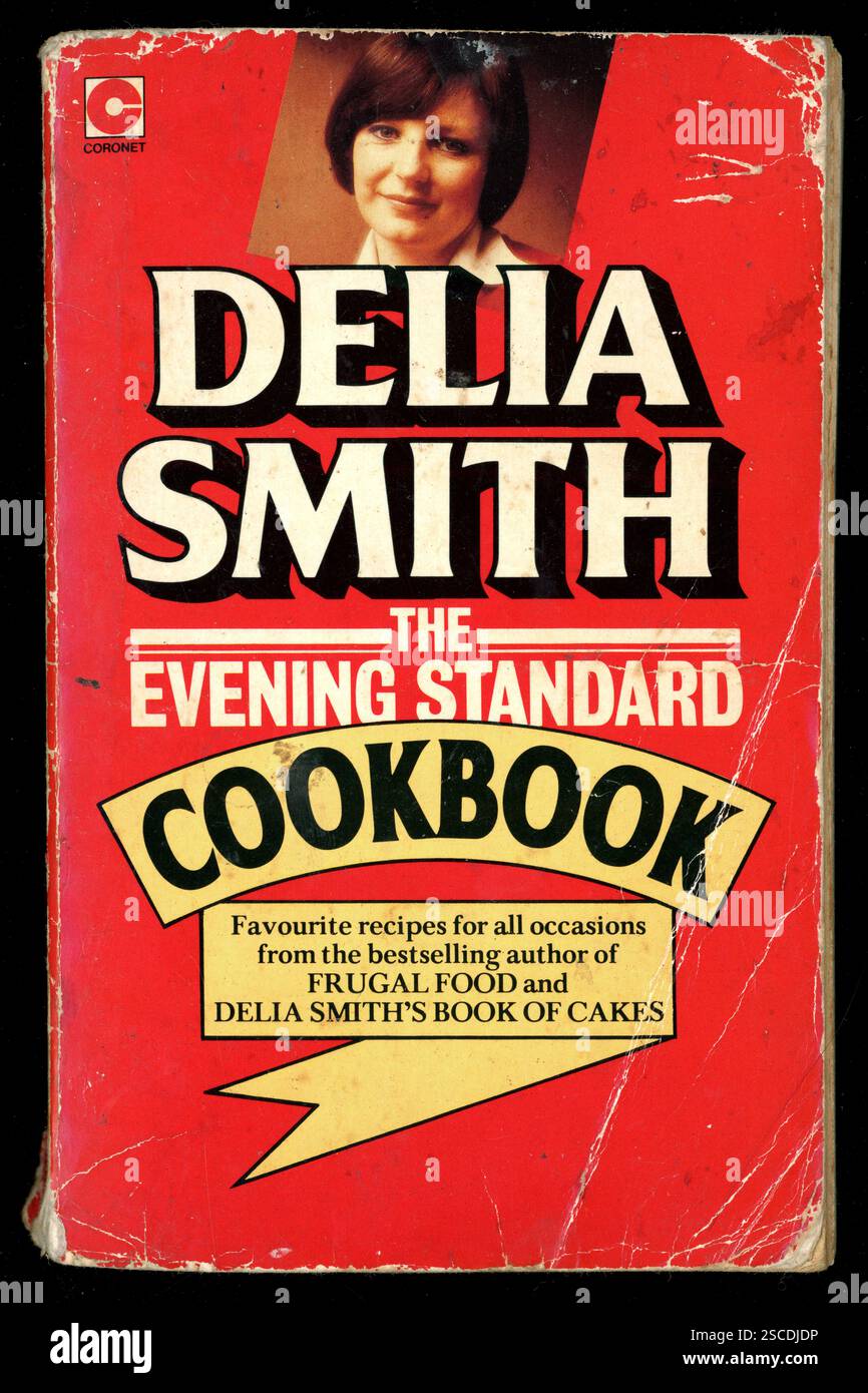 Gut benutzte Kopie des 1970er Jahre-Taschenbuchs des Evening Standard Kochbuchs von Delia Smith, veröffentlicht 1978, Großbritannien Stockfoto