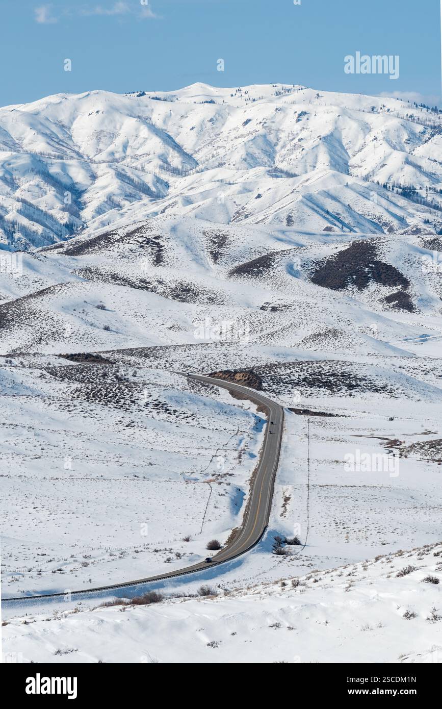 U.S. Highway 20 in den Bergen des Elmore County, Idaho. Stockfoto