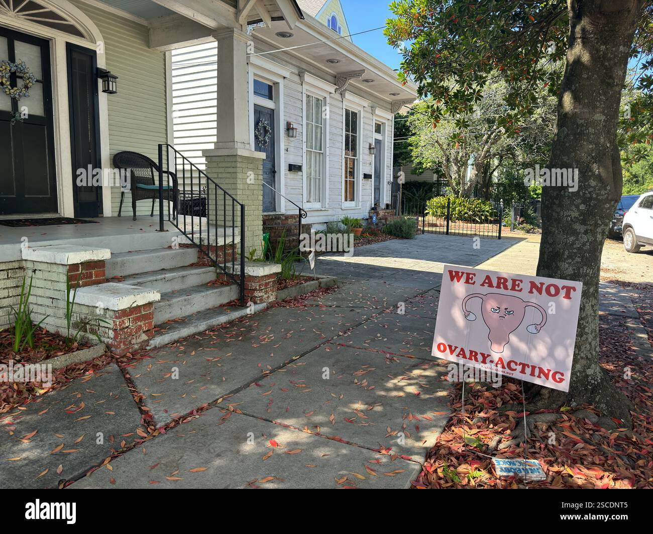 Unterstützungszeichen für die reproduktiven Rechte der Frauen vor einem Haus in New Orleans Stockfoto