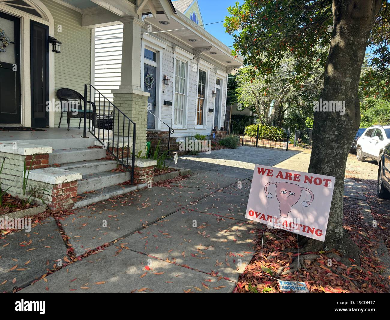Unterstützungszeichen für die reproduktiven Rechte der Frauen vor einem Haus in New Orleans Stockfoto