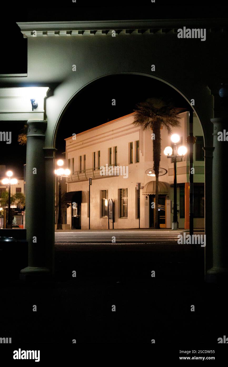 Art déco-Bogen bei Nacht, Napier NZ Stockfoto