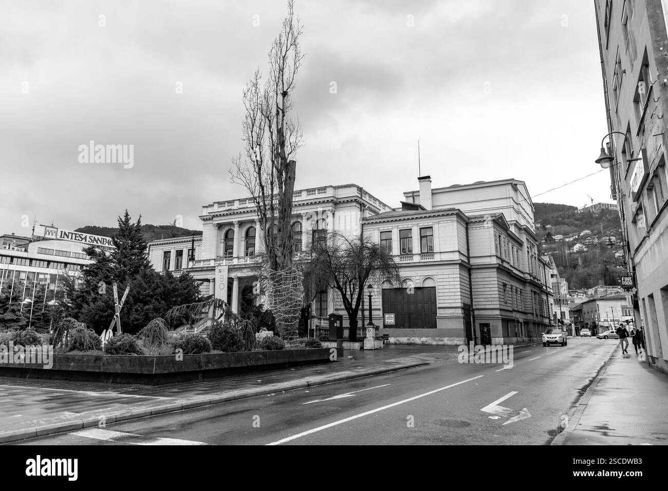 Sarajevo - Bosnien und Herzegowina - 11. Februar 2024: Außenfassade des Nationaltheaters Sarajevo, gegründet im November 1921. Stockfoto