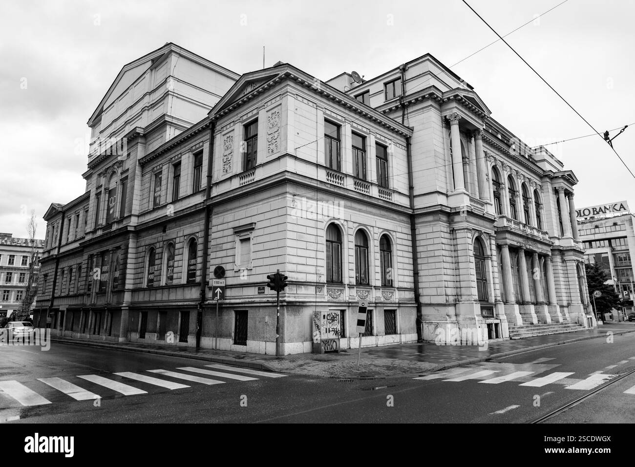 Sarajevo - Bosnien und Herzegowina - 11. Februar 2024: Außenfassade des Nationaltheaters Sarajevo, gegründet im November 1921. Stockfoto