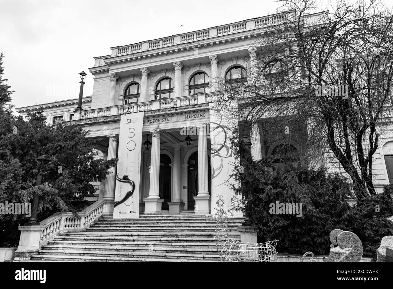 Sarajevo - Bosnien und Herzegowina - 11. Februar 2024: Außenfassade des Nationaltheaters Sarajevo, gegründet im November 1921. Stockfoto