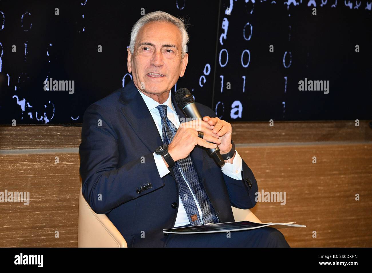 Rom, Italien. Februar 2025. Gabriele Gravina, Präsident der FICG, präsentiert 2024 am 6. Februar 2025 im Aleph Rome Hotel in Rom, Italien, das erste Panini-Album, das der Frauenserie A gewidmet ist 2025. (Foto: Domenico Cippitelli/NurPhoto) Credit: NurPhoto SRL/Alamy Live News Stockfoto