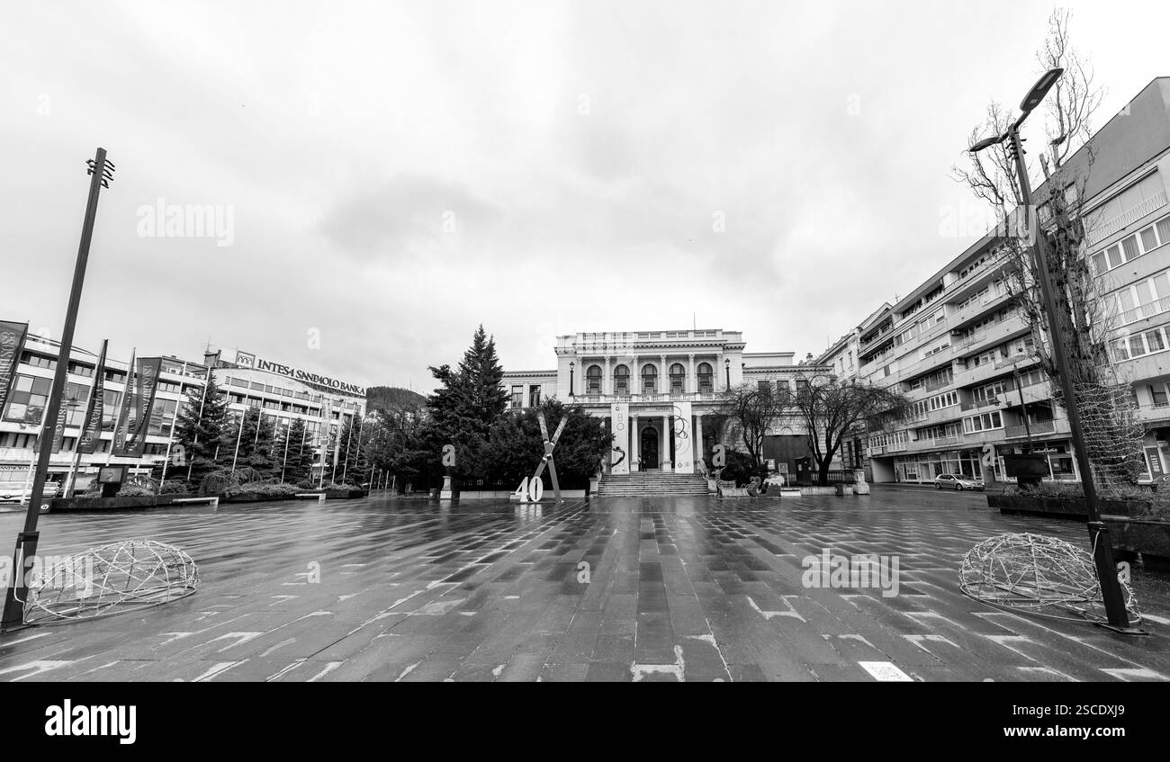 Sarajevo - Bosnien und Herzegowina - 11. Februar 2024: Außenfassade des Nationaltheaters Sarajevo, gegründet im November 1921. Stockfoto