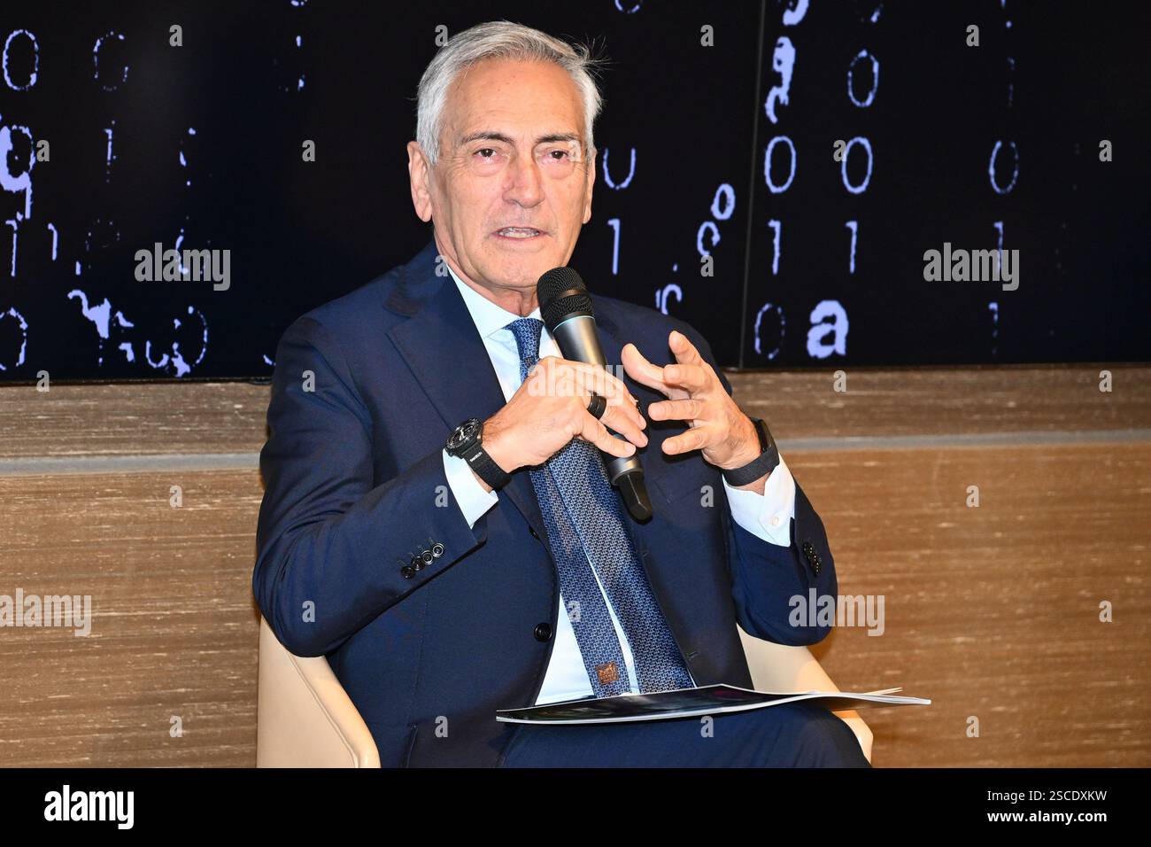 Rom, Italien. Februar 2025. Gabriele Gravina, Präsident der FICG, präsentiert 2024 am 6. Februar 2025 im Aleph Rome Hotel in Rom, Italien, das erste Panini-Album, das der Frauenserie A gewidmet ist 2025. (Foto: Domenico Cippitelli/NurPhoto) Credit: NurPhoto SRL/Alamy Live News Stockfoto