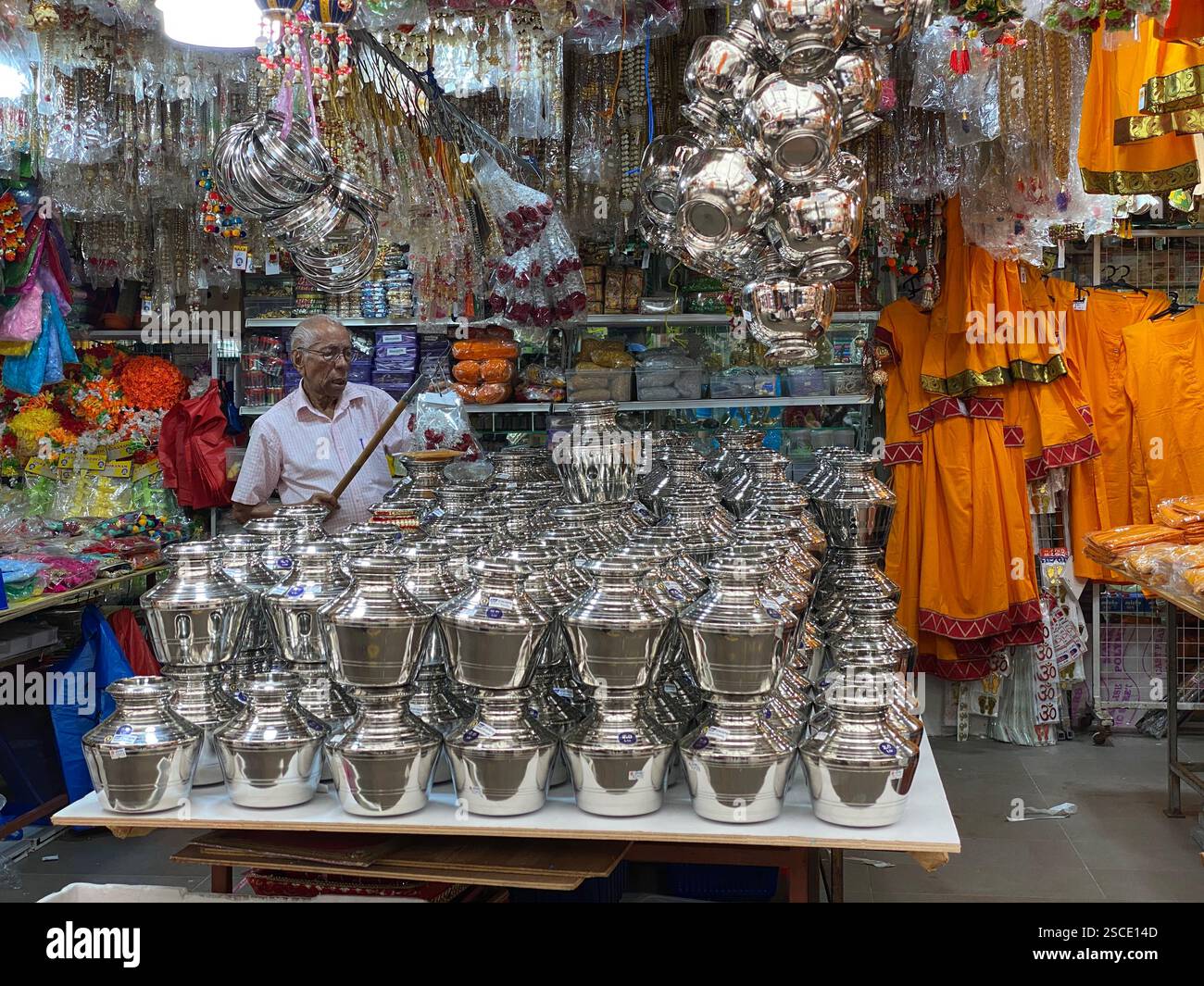 Metallwarenstand, Serangoon Road in Little India, Singapur Stockfoto