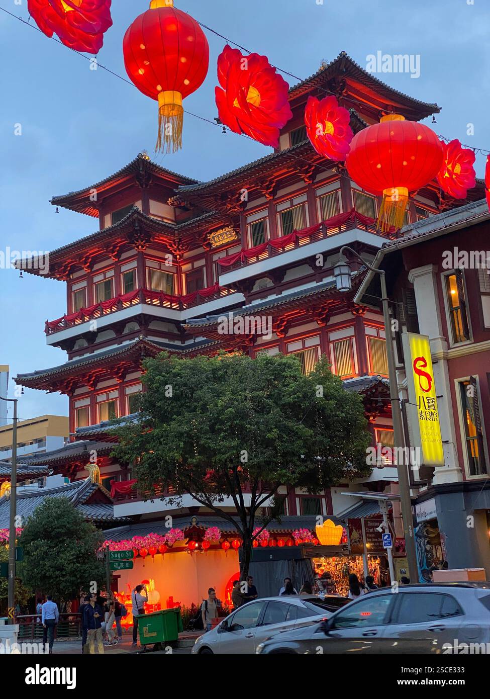 Das markante Äußere des Buddha-Zahn-Reliquientempels in Singapur zeigt den traditionellen architektonischen Stil der Tang-Dynastie. Stockfoto
