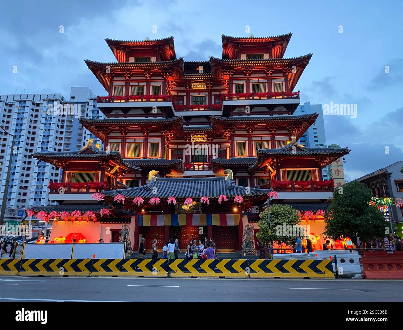 Das markante Äußere des Buddha-Zahn-Reliquientempels in Singapur zeigt den traditionellen architektonischen Stil der Tang-Dynastie. Stockfoto