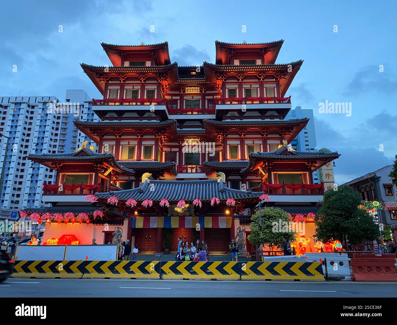 Das markante Äußere des Buddha-Zahn-Reliquientempels in Singapur zeigt den traditionellen architektonischen Stil der Tang-Dynastie. Stockfoto