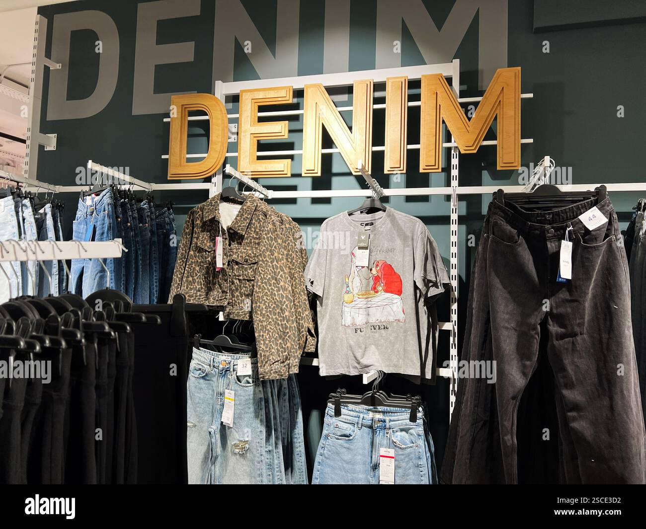 Kiew, Ukraine - 05. Februar 2025: Stylische Ladenpräsentation mit Jeans, modischen Oberteilen und lässigen Outfits für Shopper. Stockfoto