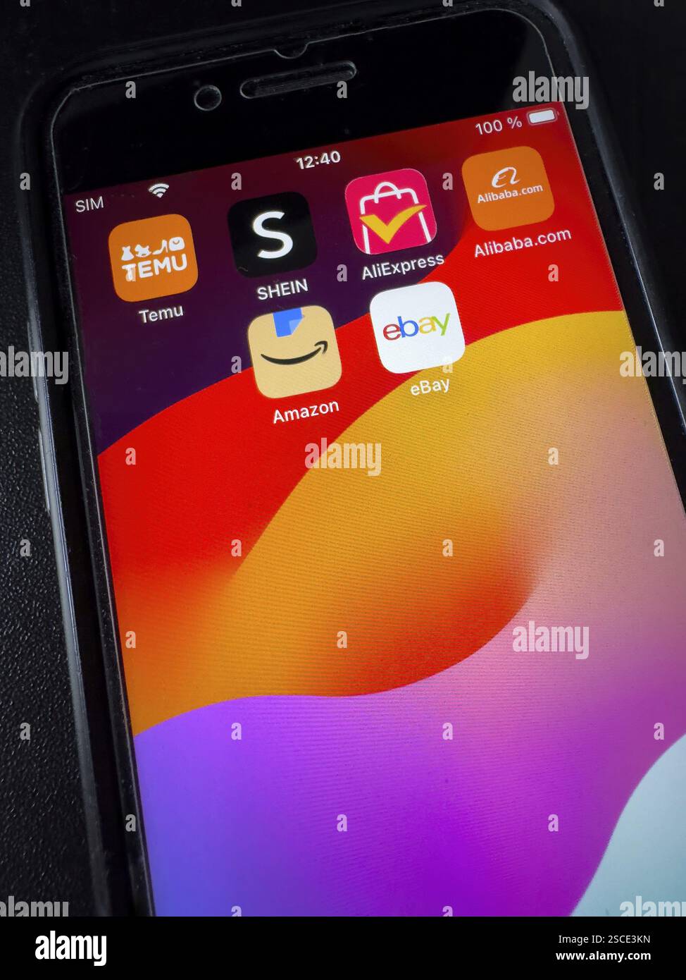 App-Symbole von oben chinesischen Online-Händlern Online-Handel aus China TEMU SHEIN AliExpress Alibaba.com, unter US-amerikanischen Unternehmen Amazon an Stockfoto