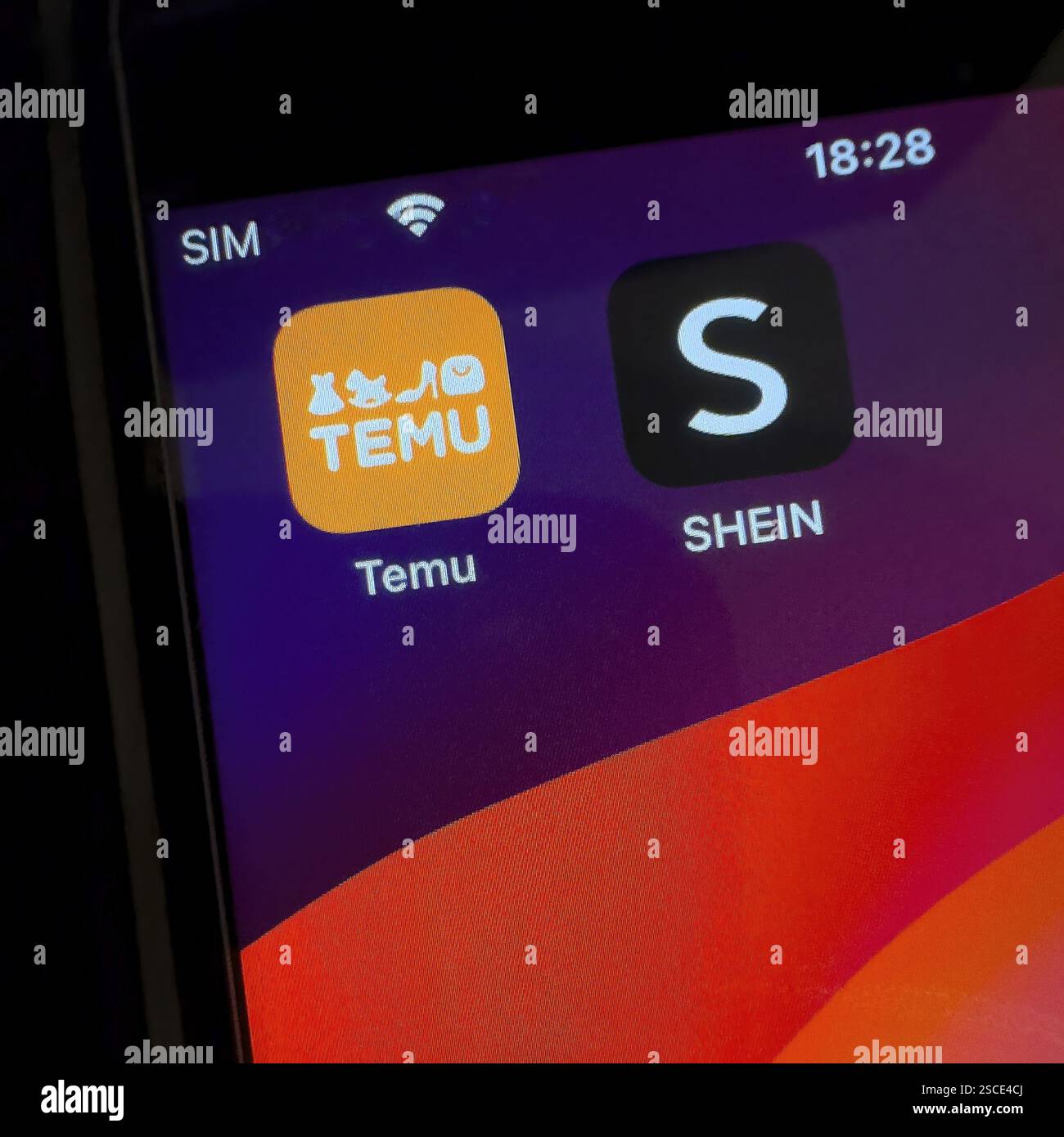 App-Symbole des chinesischen Online-Händlers Online-Handel aus China links TEMU rechts SHEIN auf Smartphone, international Stockfoto