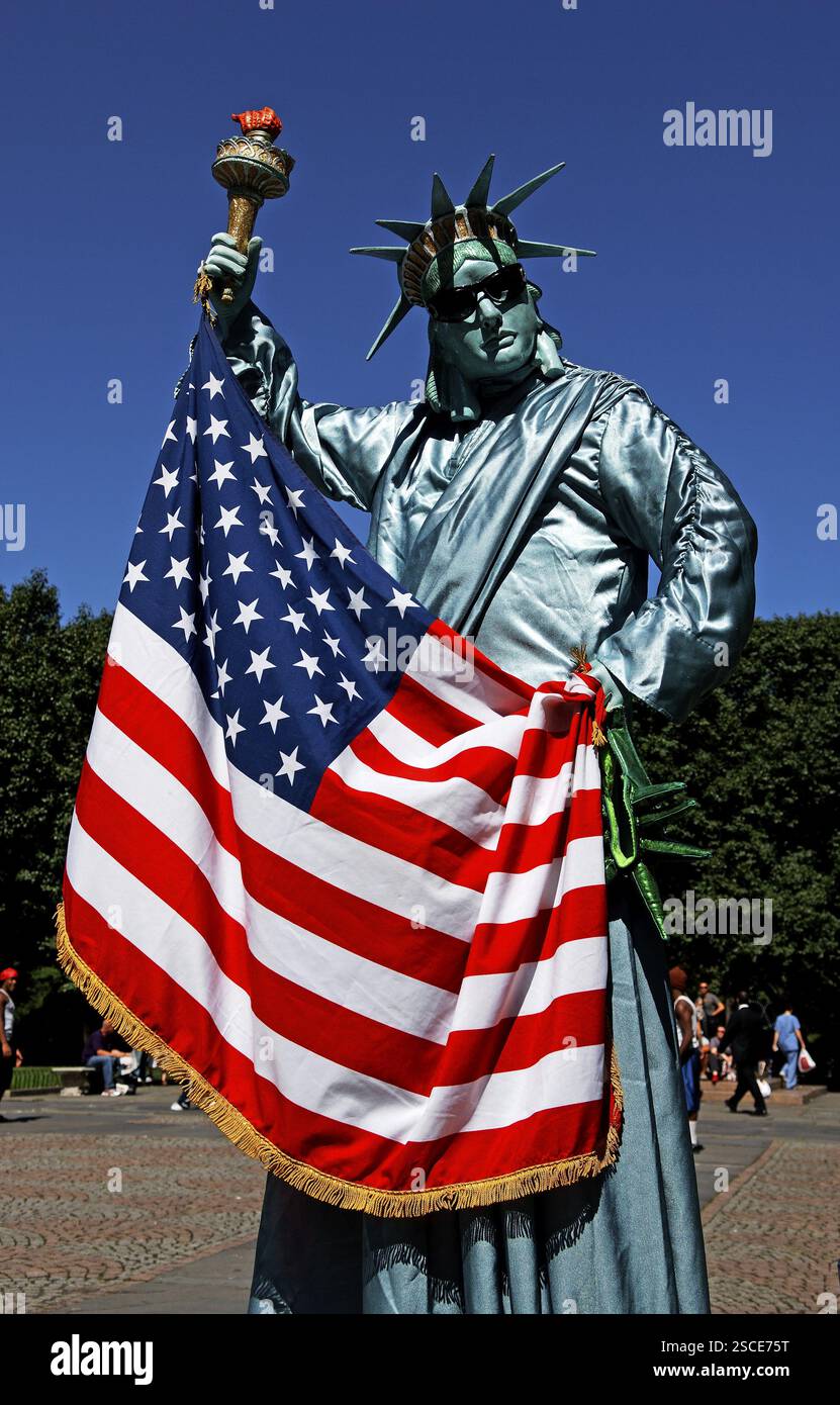 Mann mit US-Flagge verkleidet als Freiheitsstatue im Central Park, New York City, USA, Nordamerika Stockfoto