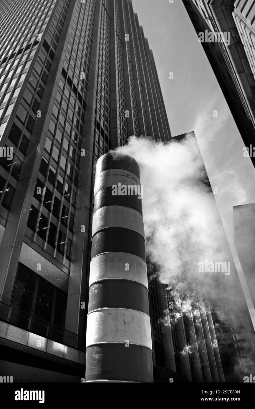 Dampfschornstein auf einer Baustelle hinter einem Wolkenkratzer, New York City, USA, PublicGround, Nordamerika Stockfoto