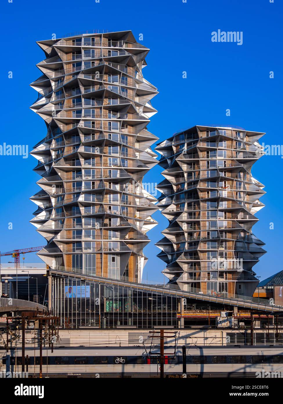 Kopenhagen, Dänemark - 6. Juni 2023: Atemberaubende moderne Hochhäuser in Kopenhagen zeigen innovatives architektonisches Design. Stockfoto