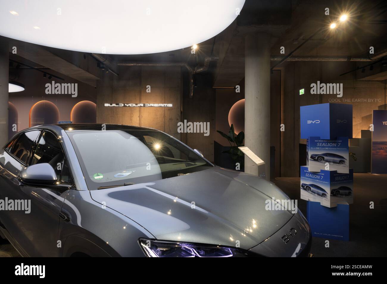Blick durch das Schaufenster zum Showroom, Verkaufsausstellung der Automarke BYD Build Your Dreams, E-Fahrzeuge, Elektrofahrzeuge, Stuttgart, Baden-Wuertte Stockfoto