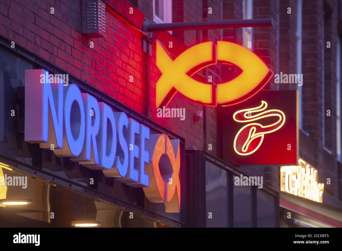 Nordsee-Logo in der Abenddämmerung, Fast-Food-Kette, in einem Restaurant, Bremen, Deutschland, Europa Stockfoto