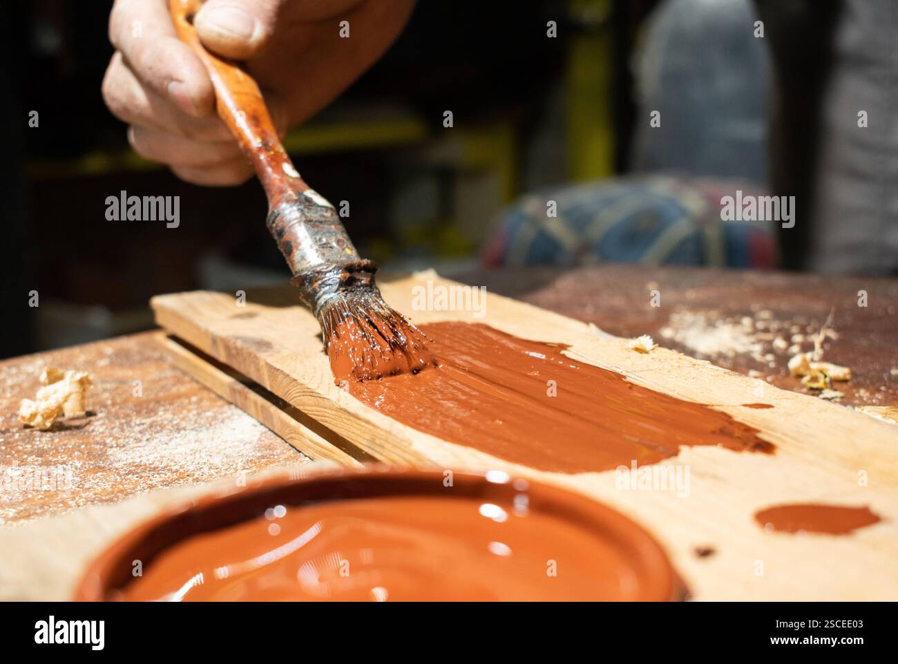 Pinsel zum Lackieren von Holz. Nahaufnahme. Braune Farbe Stockfoto
