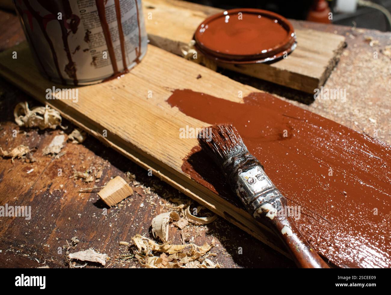 Pinsel zum Lackieren von Holz. Nahaufnahme. Braune Farbe Stockfoto