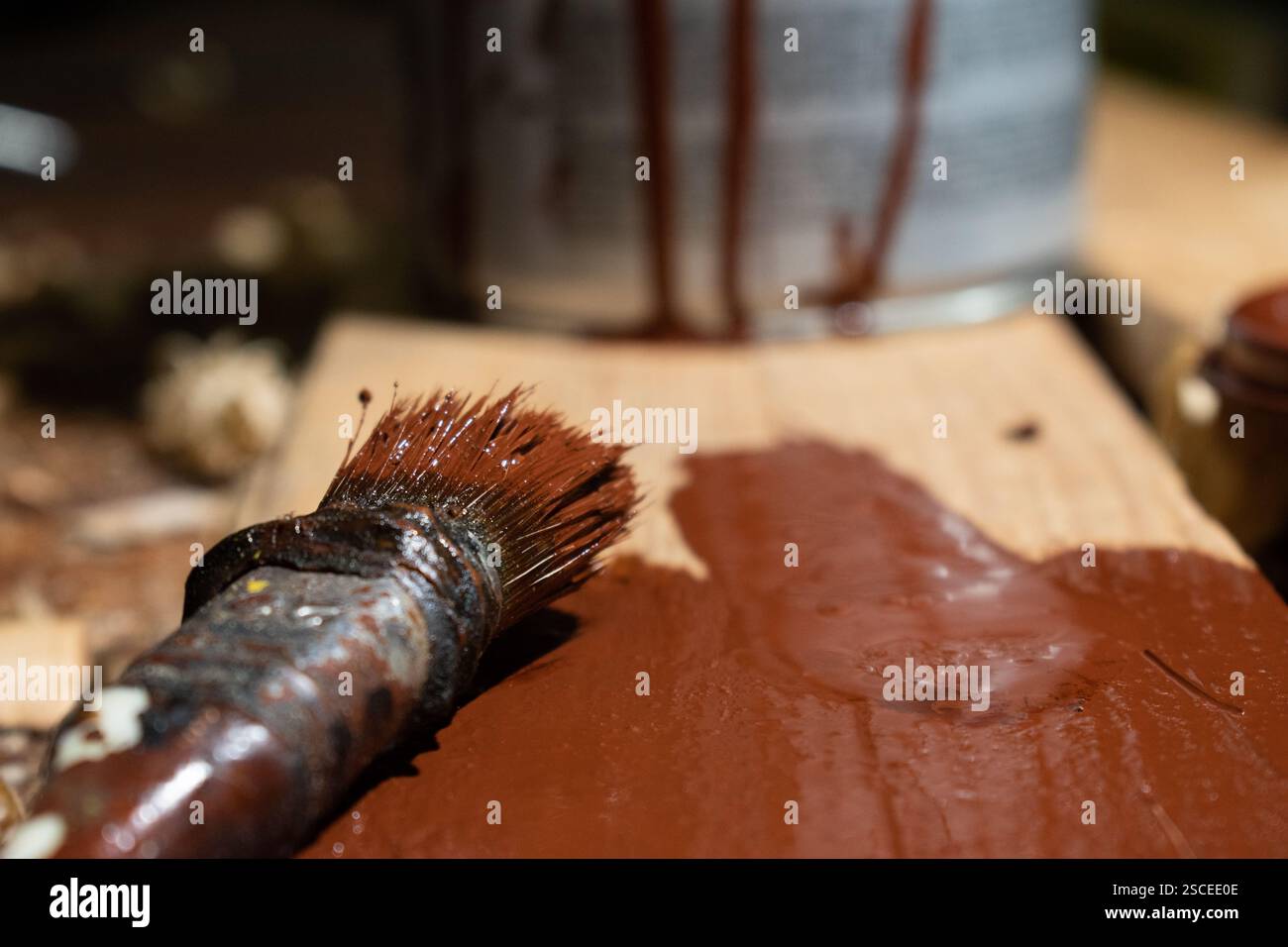 Pinsel zum Lackieren von Holz. Nahaufnahme. Braune Farbe Stockfoto