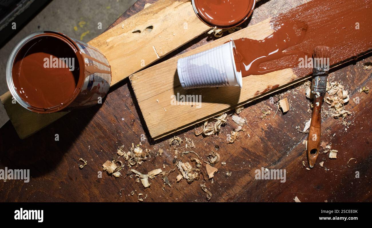 Pinsel zum Lackieren von Holz. Nahaufnahme. Braune Farbe Stockfoto