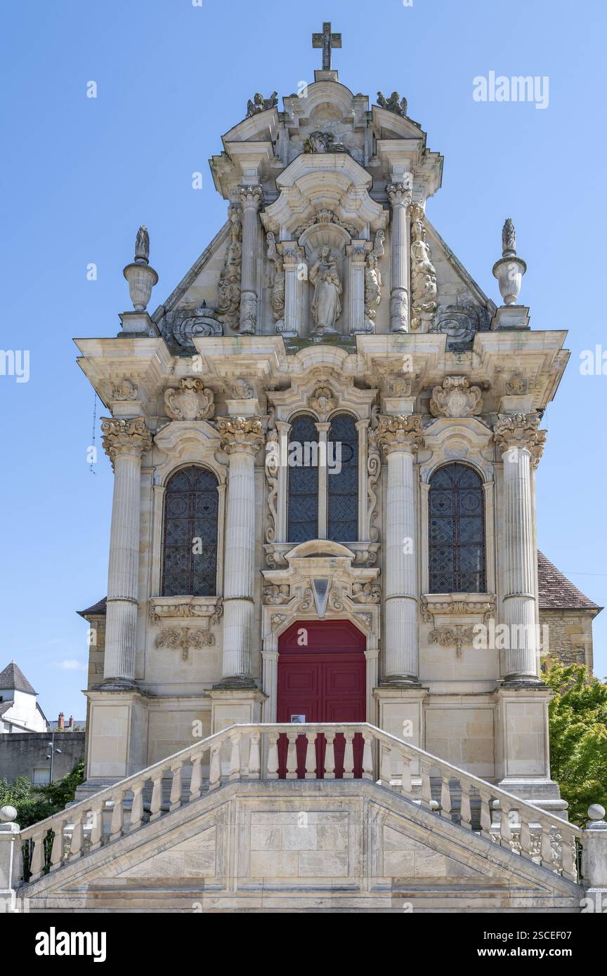 Die barocke Fassade der Kapelle Sainte-Marie (Kapelle der Jungfrau Maria) mit vier korinthischen Säulen im unteren Teil, Nevers, Departement Nievr Stockfoto
