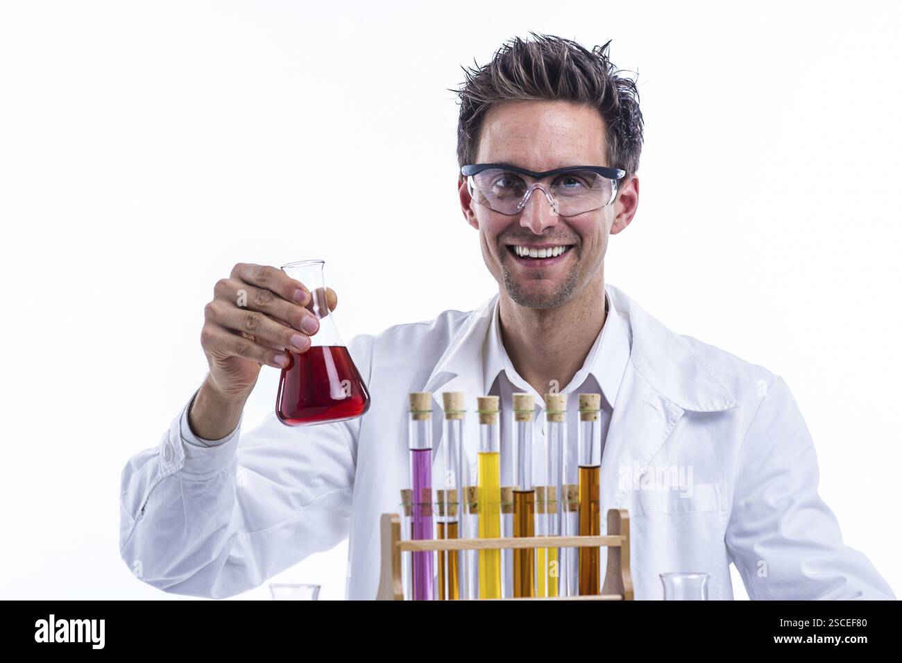 Ein Facharbeiter im Labor untersucht Proben, Mann, 30, 35 Jahre, Labortechniker, Reagenzgläser, Brillenträger, Erlenmaierkoben, Forscher Stockfoto