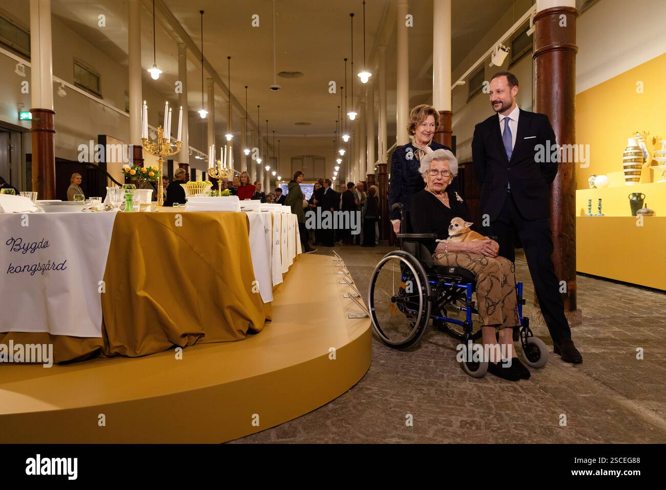 Oslo 20250206. Dronning Sonja, Kronprins Haakon, og prinsesse Astrid unter utstillingen „Ved Kongens bord - fra bordstell til samtidskeramikk“ i Dronning Sonja KunstStall i Oslo torsdag. Foto: Amanda Pedersen Giske / NTB Stockfoto