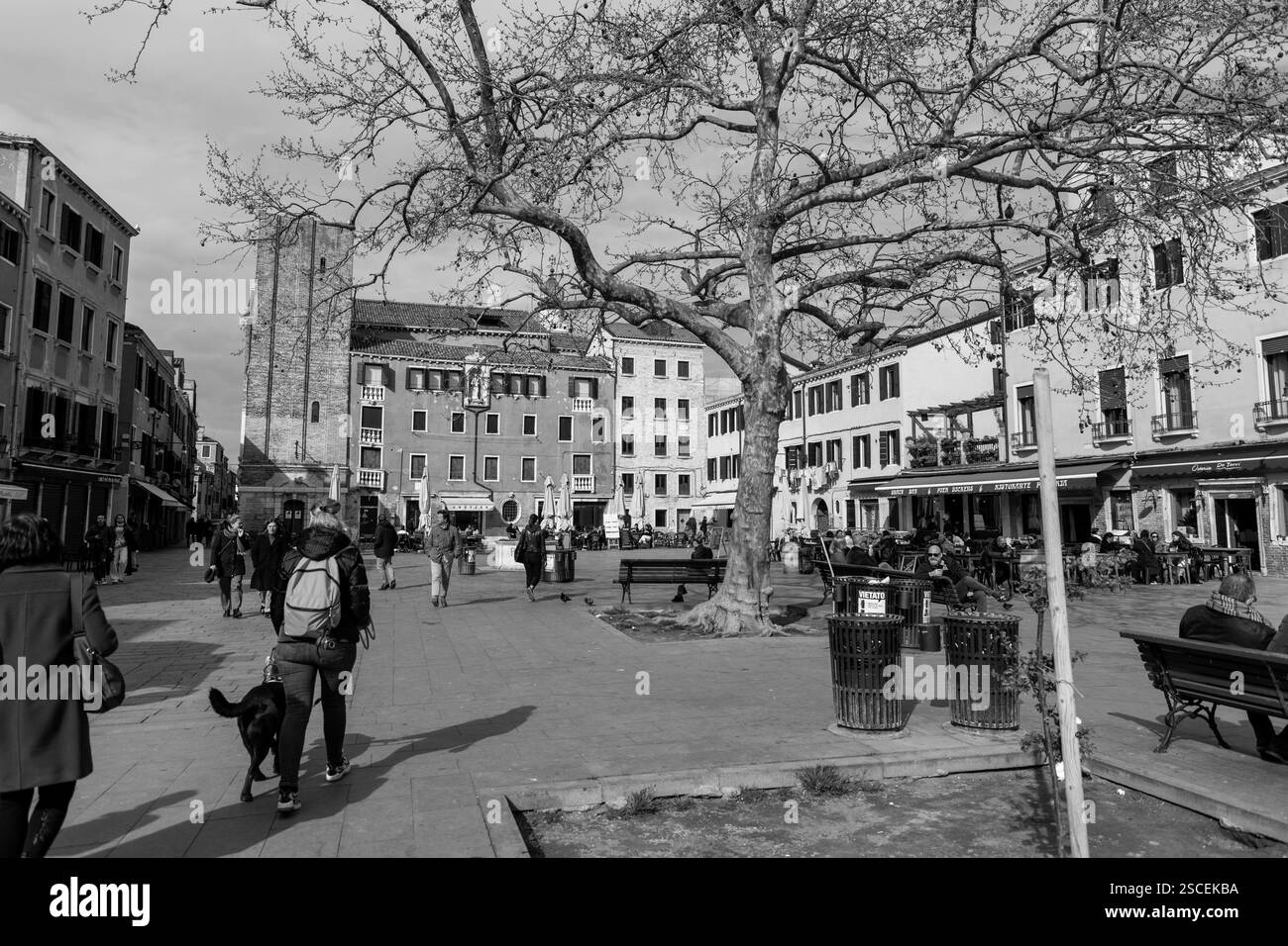 Venedig, Italien - 3. April 2022: Campo Santa Margherita ist ein Stadtplatz im Dorsoduro in Venedig, Veneto, Italien. Stockfoto