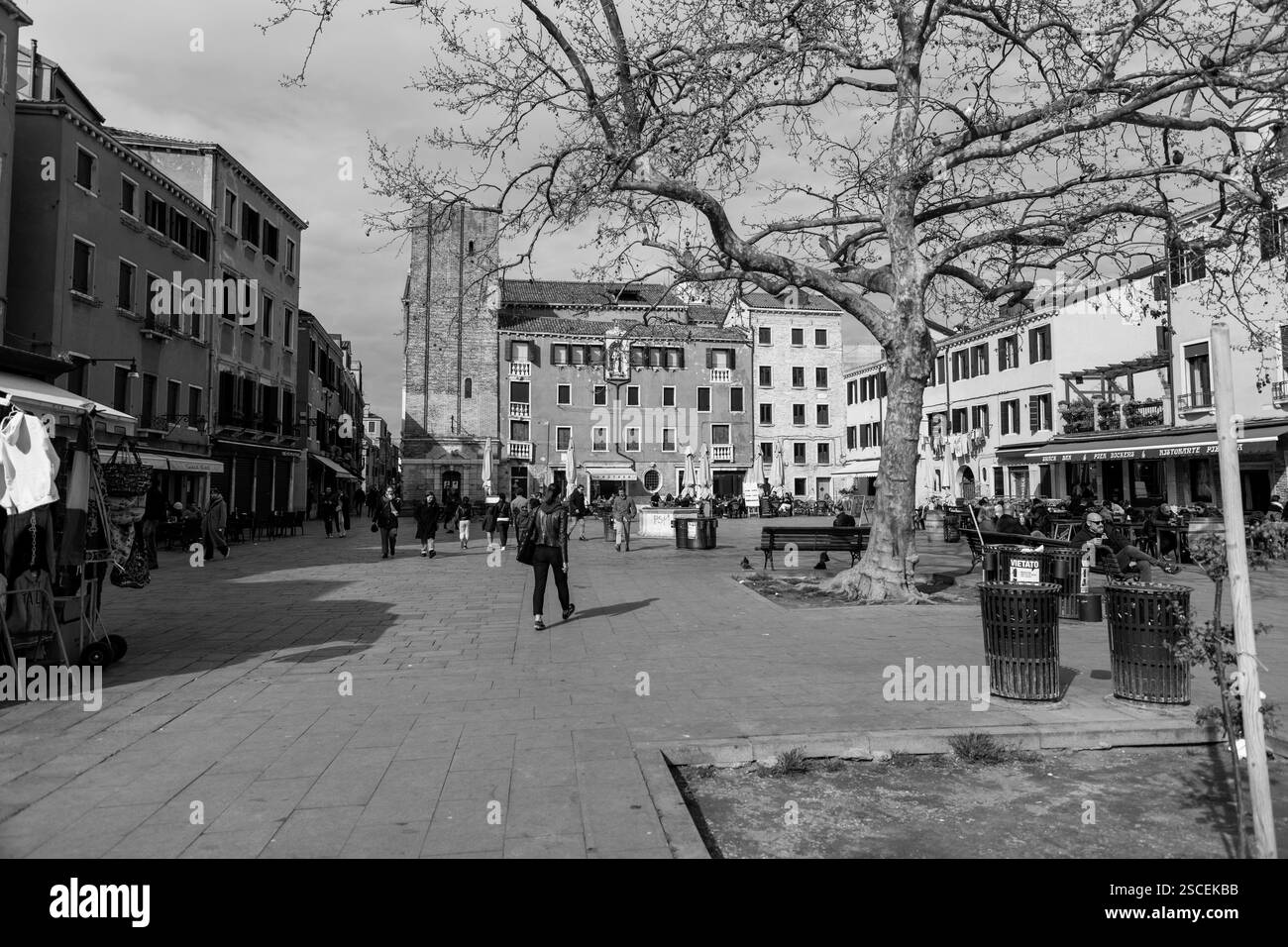 Venedig, Italien - 3. April 2022: Campo Santa Margherita ist ein Stadtplatz im Dorsoduro in Venedig, Veneto, Italien. Stockfoto