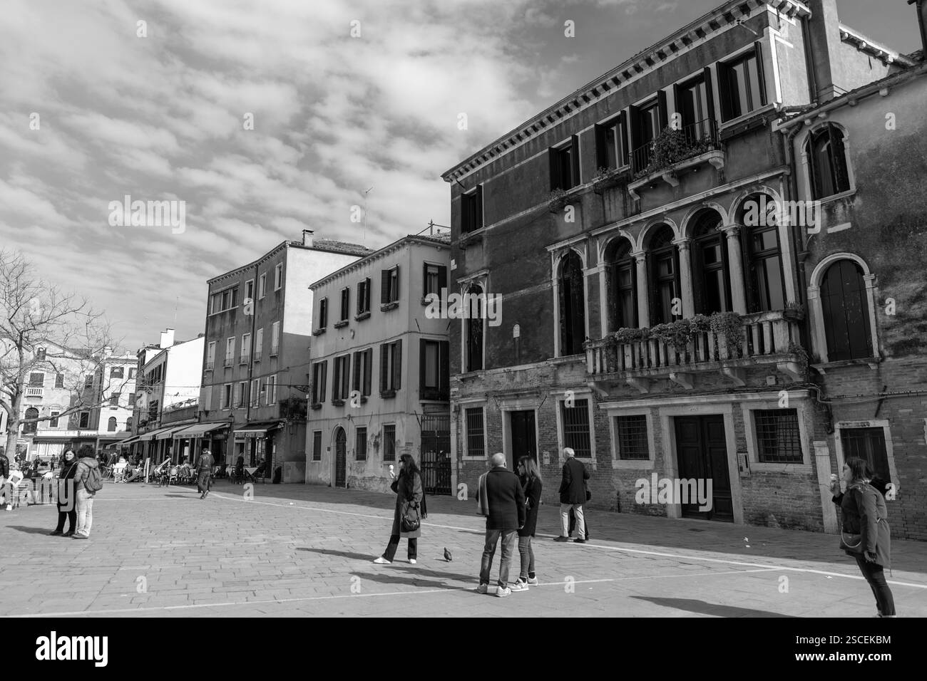 Venedig, Italien - 2. April 2022: Campo Santa Margherita ist ein Platz in der Stadt Dorsoduro in Venedig, Venetien, Italien. Stockfoto