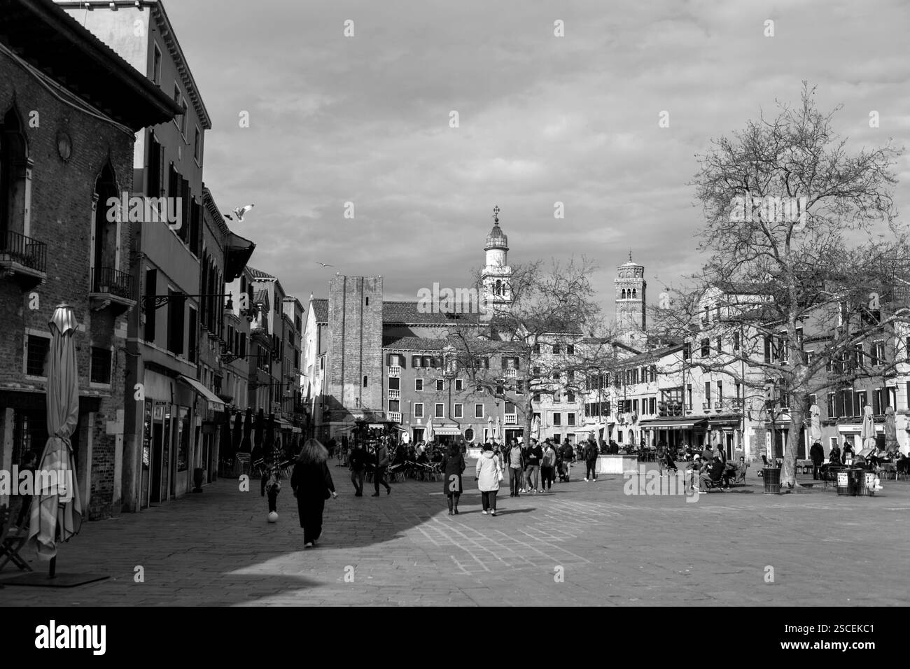 Venedig, Italien - 2. April 2022: Campo Santa Margherita ist ein Platz in der Stadt Dorsoduro in Venedig, Venetien, Italien. Stockfoto