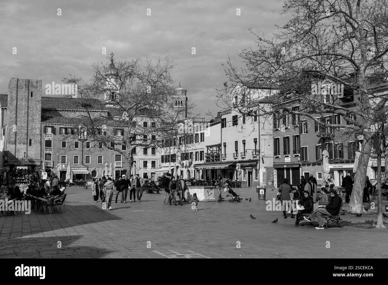 Venedig, Italien - 2. April 2022: Campo Santa Margherita ist ein Platz in der Stadt Dorsoduro in Venedig, Venetien, Italien. Stockfoto