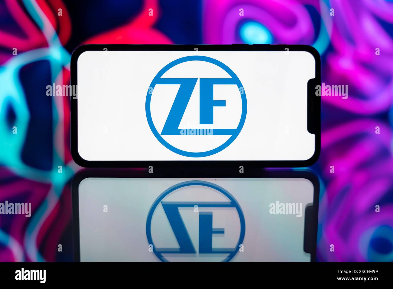 In dieser Fotoabbildung ist das ZF Friedrichshafen Logo auf einem Mobiltelefon-Bildschirm zu sehen. Stockfoto