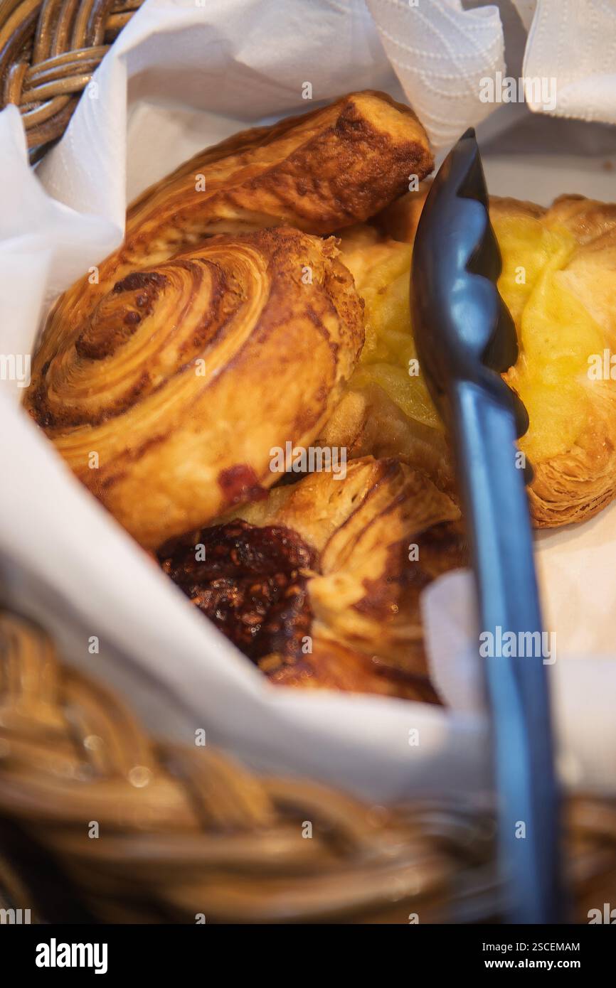 Gebäck, Korb, dänischer Pudding, Nüsse, auf dem Tisch, kontinentales Frühstück Stockfoto
