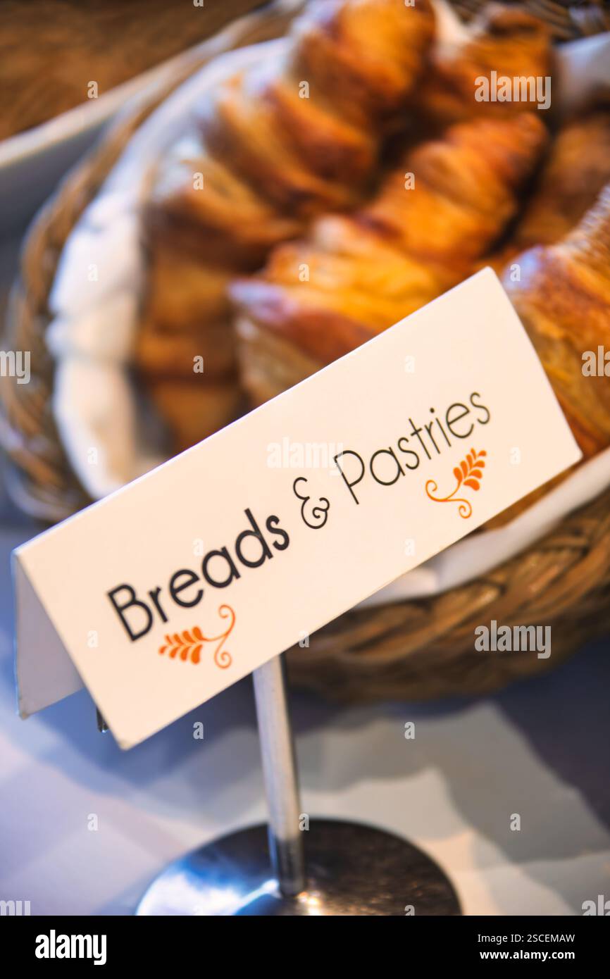 Brot und Gebäck, Korb mit französischen Croissants auf dem Tisch, kontinentales Frühstück Stockfoto