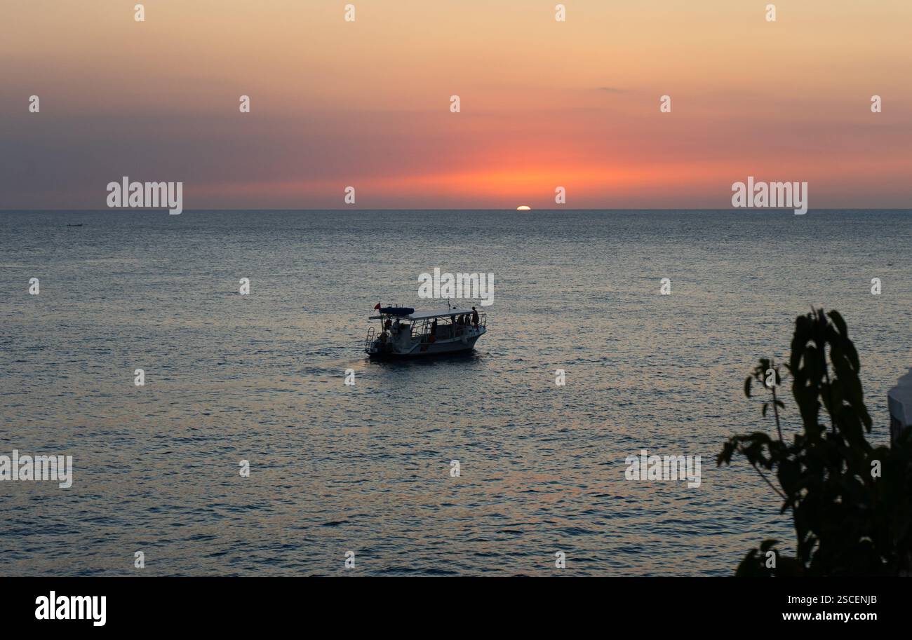 Ein Stück Sonne, die in den Westen sinkt, aus Rick's Cafe Negri, Jamacia Stockfoto