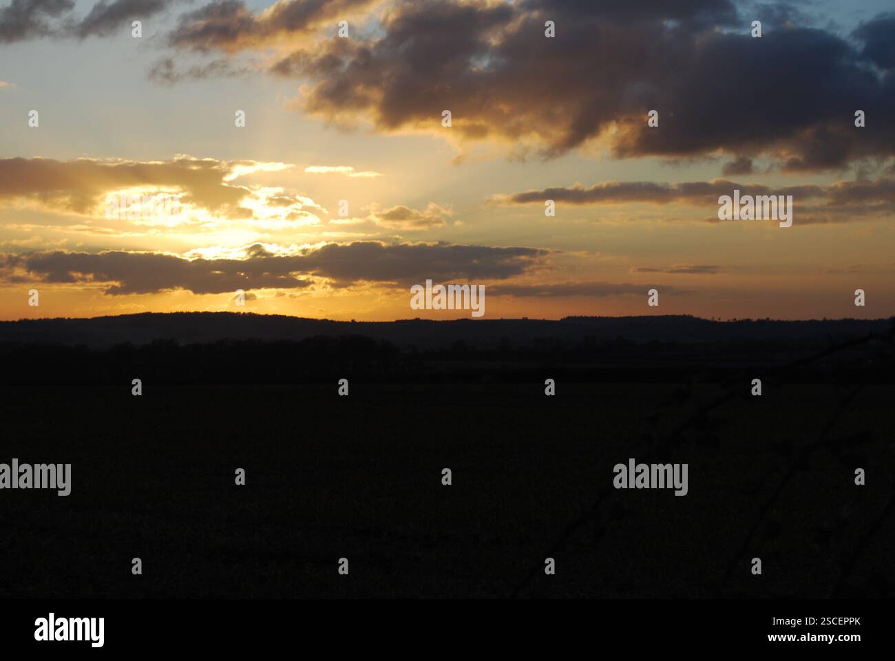 Goldener Sonnenuntergang mit Wolken in Richtung Palästina auf der B3084 in der Nähe von Stockbridge, Hampshire Stockfoto