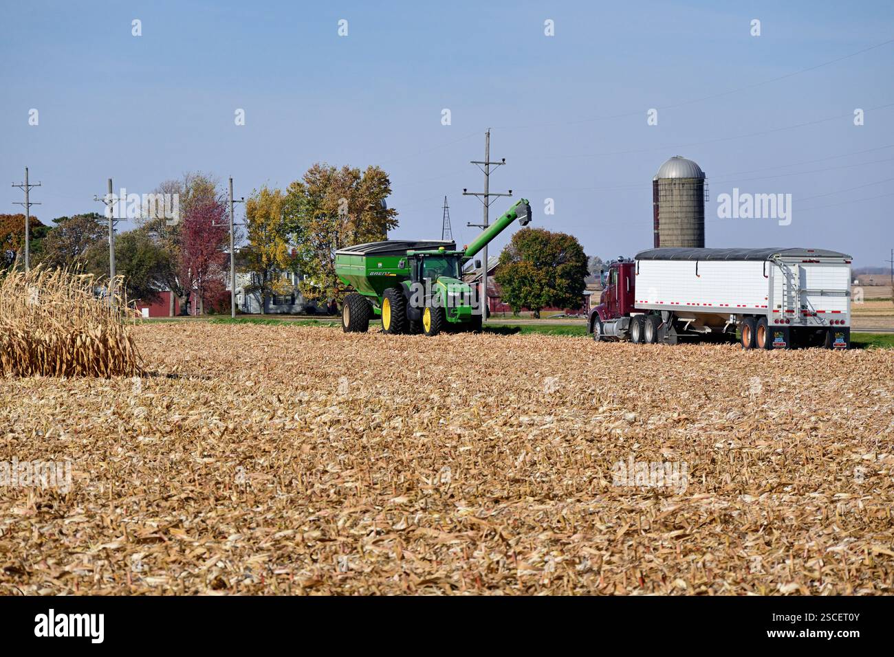 Lee, Illinois, USA. Der gefüllte Getreidewagen ist abgedeckt und bereit für die Abfahrt für eine lokale Fartmers-Kooperative. Stockfoto