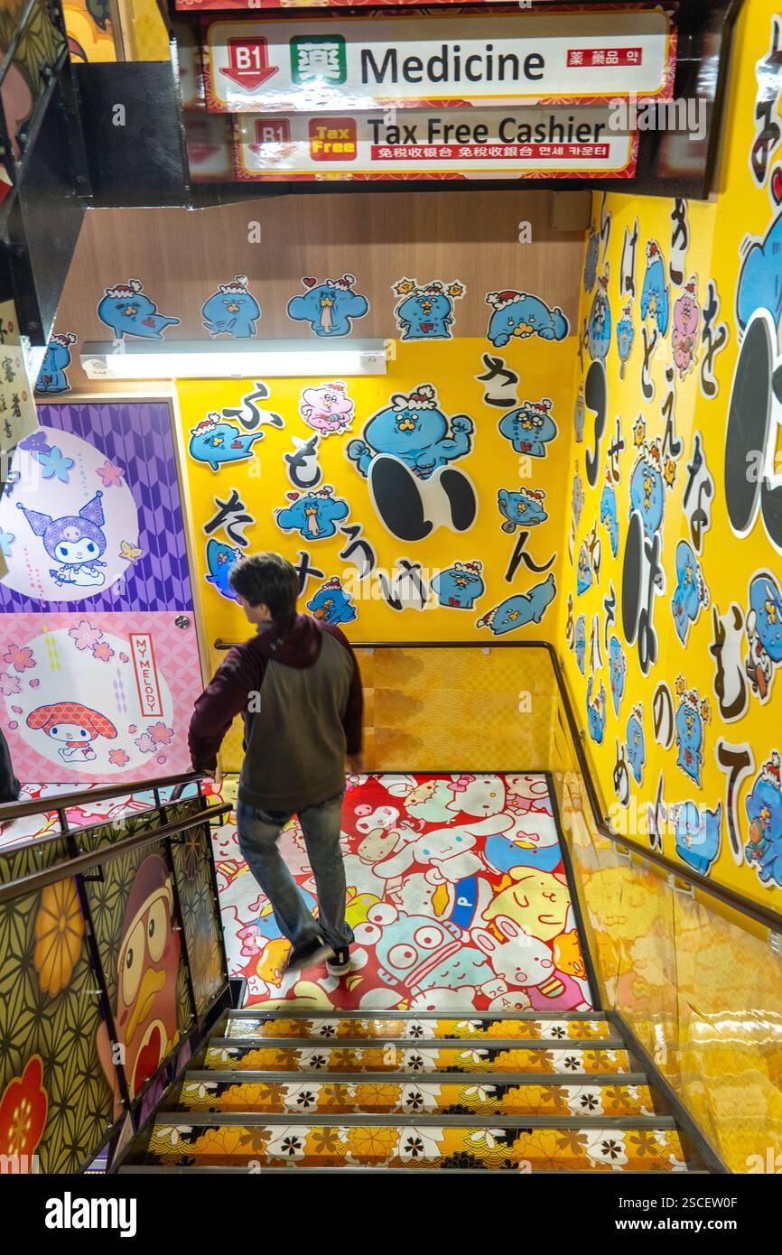 Kyoto, Japan - 27. Dezember 2024: Farbenfrohe Abfahrt durch skurrile Kunstwerke in einem lebhaften Einkaufszentrum Stockfoto